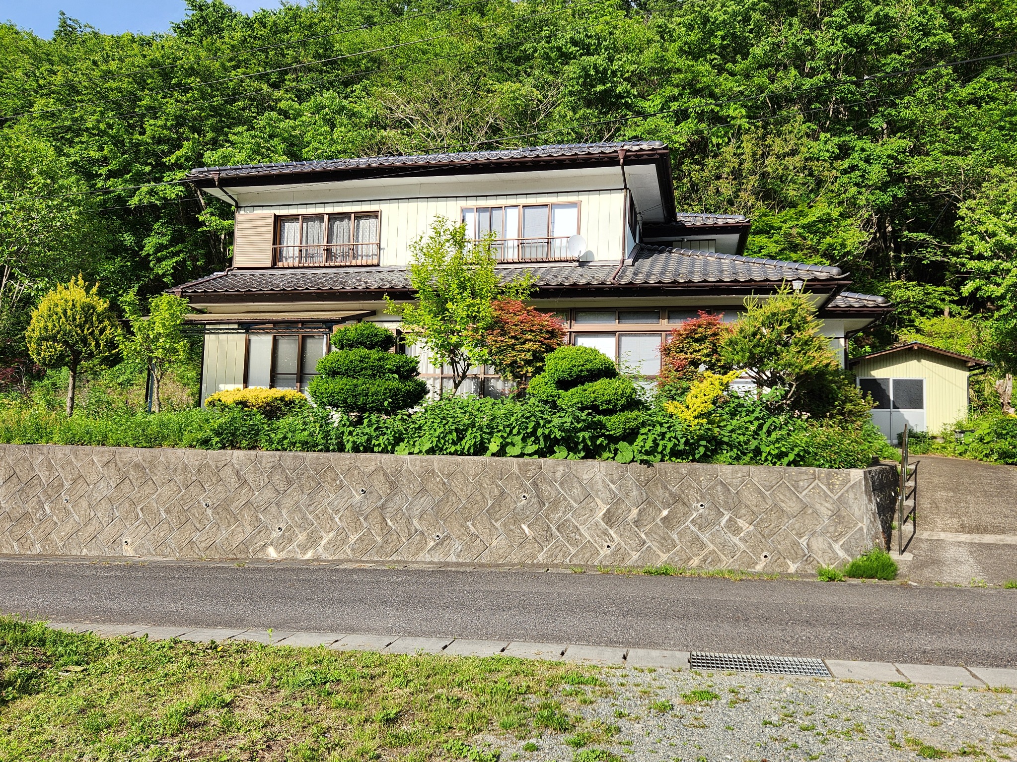 緑に囲まれた小野町宿泊体験住宅の外観